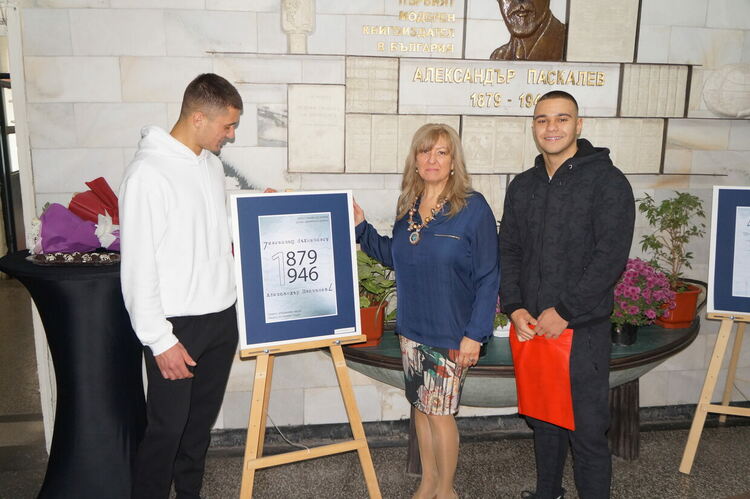 Изложба с типографски плакати за патронния празник на гимназията по туризъм