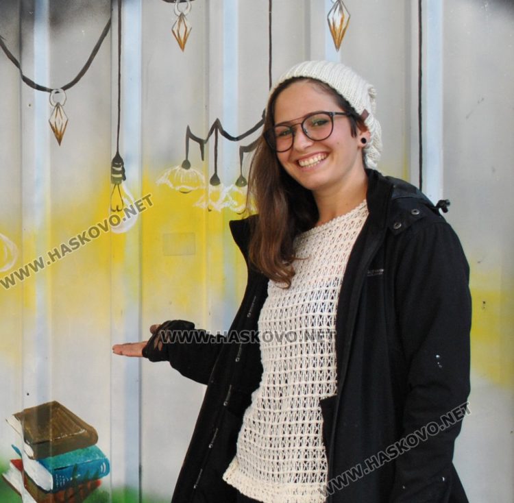  Пламена Пелант, пред един от реализираните си преди две години проекти в Хасково, сн: архив-Haskovo.net,