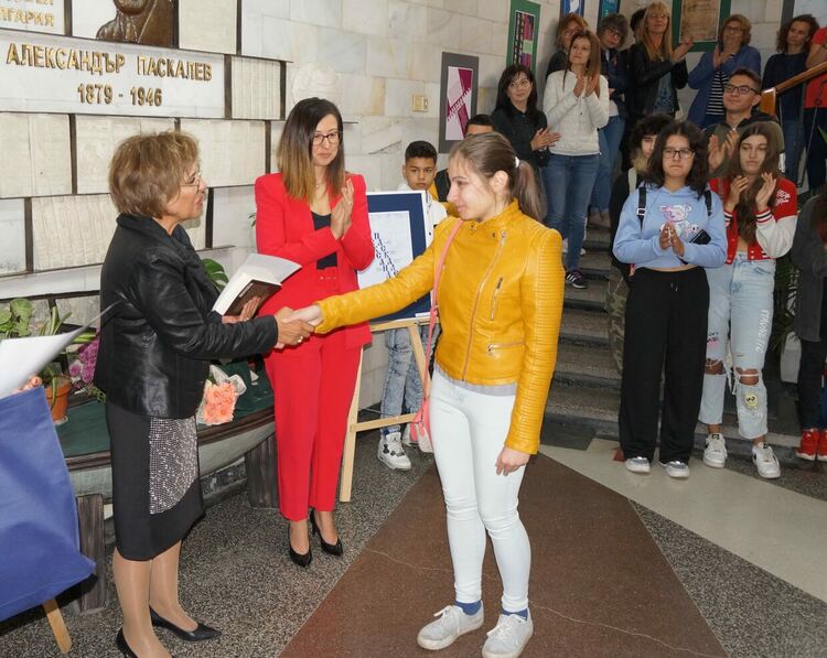 Изложба с типографски плакати за патронния празник на гимназията по туризъм