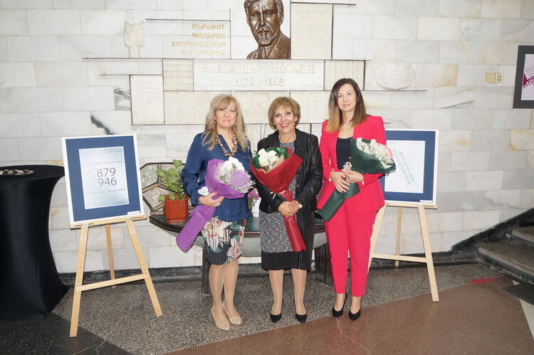 Изложба с типографски плакати за патронния празник на гимназията по туризъм