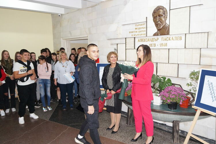 Изложба с типографски плакати за патронния празник на гимназията по туризъм