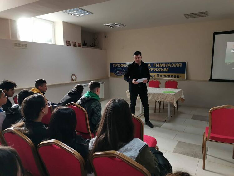 Изложба с типографски плакати за патронния празник на гимназията по туризъм