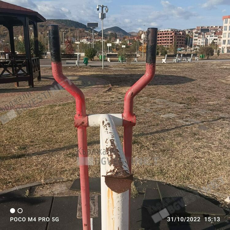 Местен Крали Марко троши фитнес уреди в парк „Арпезос Север”