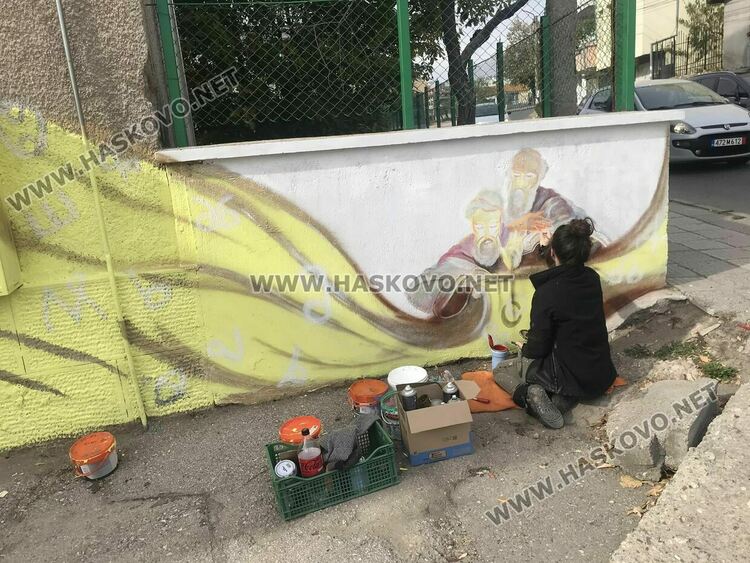 авторката в процес на работа, снимка Фейсбук