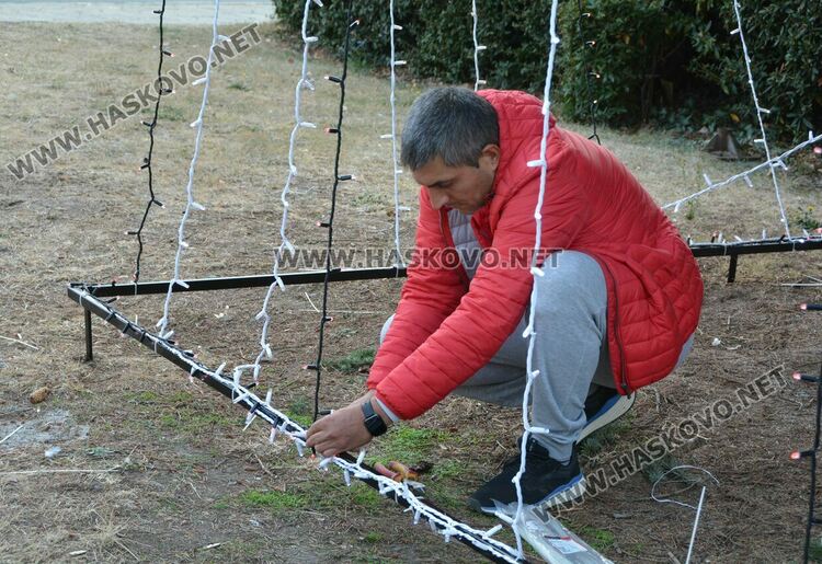 За първи път украсиха елхата пред Бизнес центъра в Хасково
