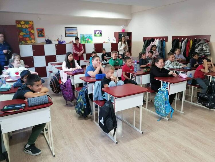 Изложба с типографски плакати за патронния празник на гимназията по туризъм