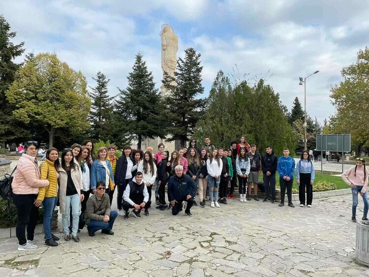 Изложба с типографски плакати за патронния празник на гимназията по туризъм