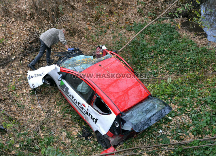 Водач на Ситроен излетя от пътя и падна в река край Хасково