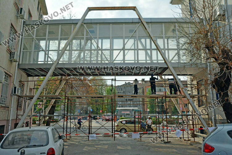 Ремонтират топлата връзка на полицията в Хасково, затвориха улицата пред Паспортна служба