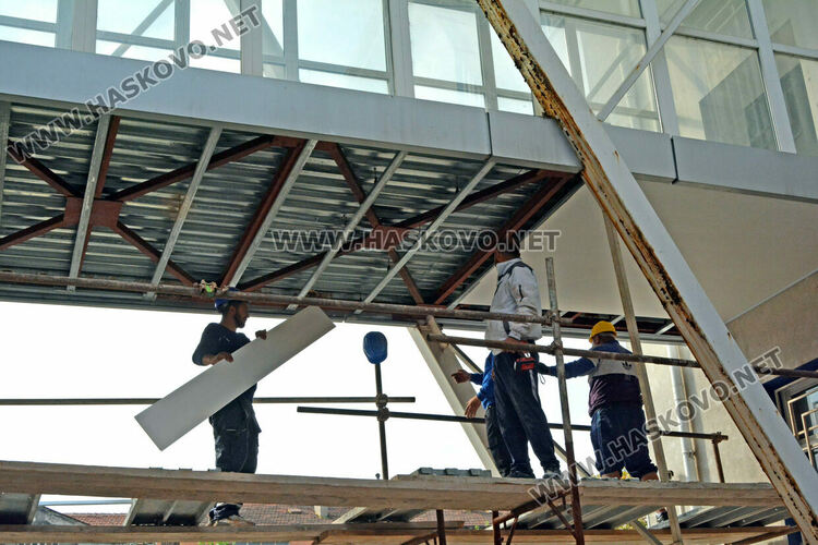 Ремонтират топлата връзка на полицията в Хасково, затвориха улицата пред Паспортна служба