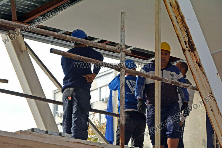 Ремонтират топлата връзка на полицията в Хасково, затвориха улицата пред Паспортна служба