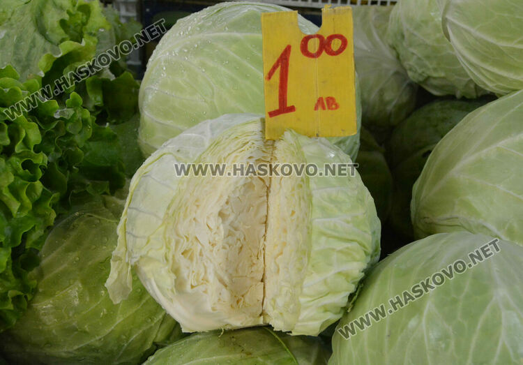 На Архангеловден пазарът в Хасково отрупан със зеле