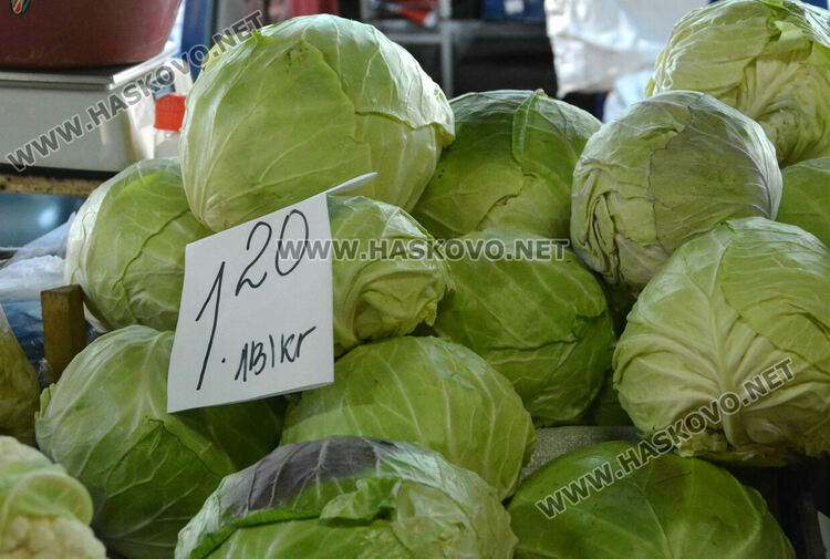 На Архангеловден пазарът в Хасково отрупан със зеле