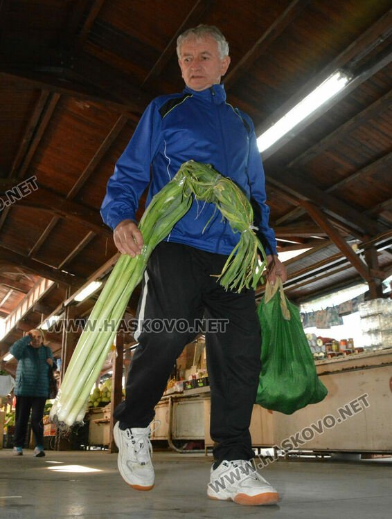 На Архангеловден пазарът в Хасково отрупан със зеле