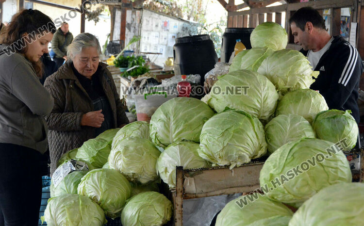 На Архангеловден пазарът в Хасково отрупан със зеле