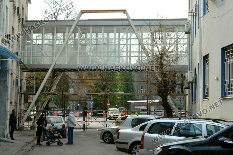 Ремонтират топлата връзка на полицията в Хасково, затвориха улицата пред Паспортна служба