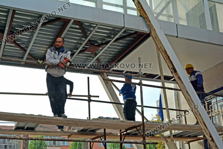 Ремонтират топлата връзка на полицията в Хасково, затвориха улицата пред Паспортна служба