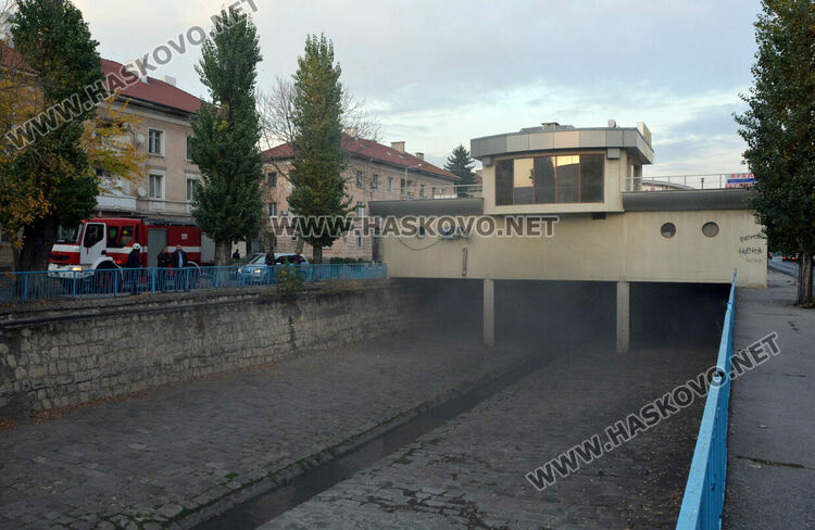 Пламнаха боклуци в коритото на хасковската река