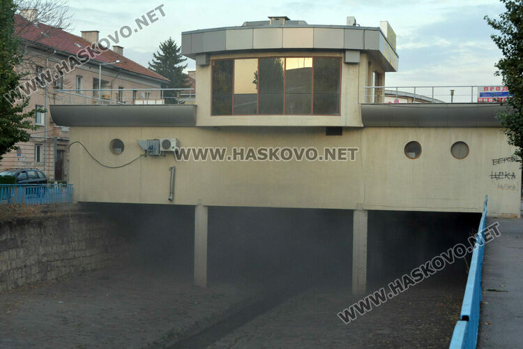 Пламнаха боклуци в коритото на хасковската река