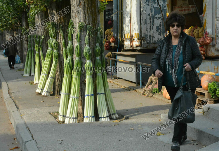 На Архангеловден пазарът в Хасково отрупан със зеле