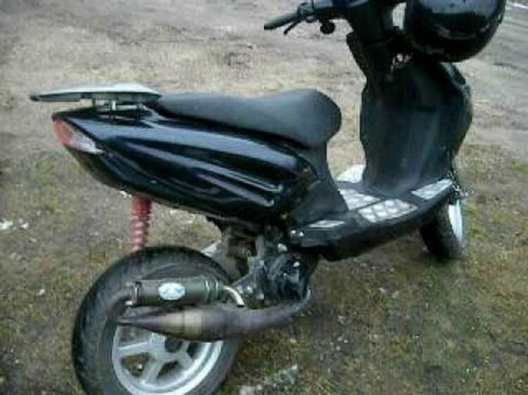 Тийнеджър без книжка,подкара нерегистриран мотопед в Бук