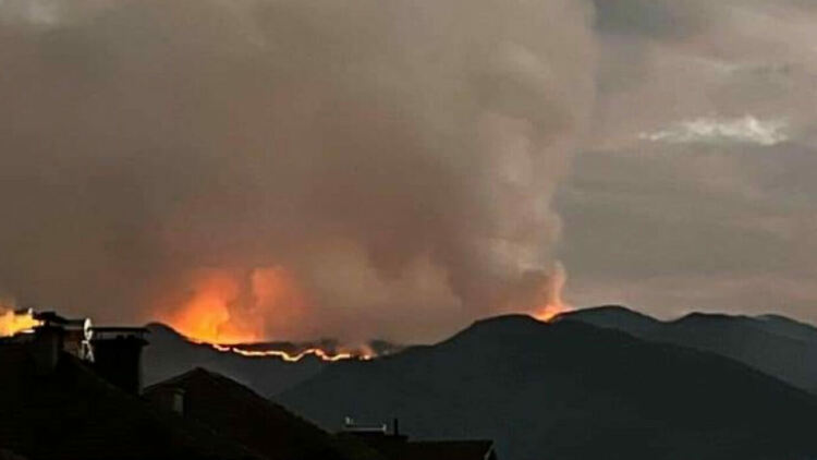 Над триста души гасят пожара на българо-гръцката граница