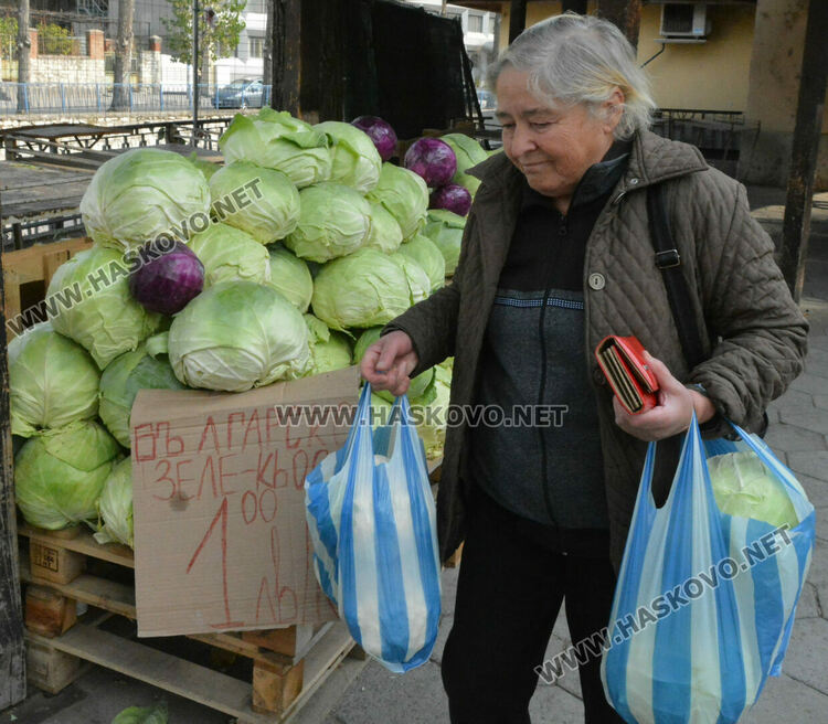 На Архангеловден пазарът в Хасково отрупан със зеле