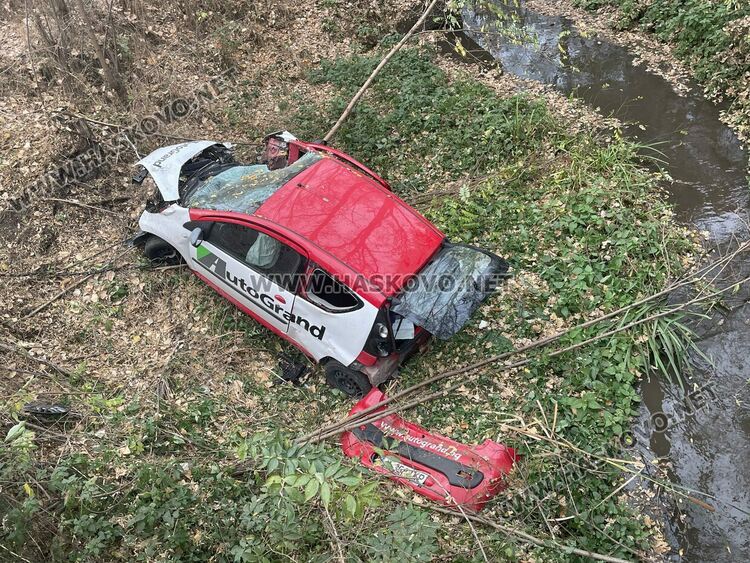 Водач на Ситроен излетя от пътя и падна в река край Хасково