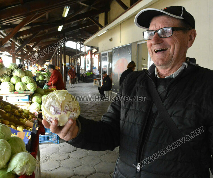 На Архангеловден пазарът в Хасково отрупан със зеле