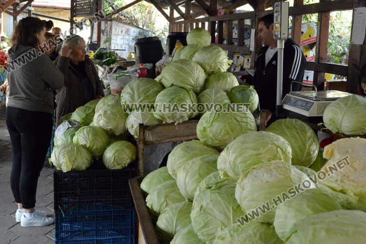 На Архангеловден пазарът в Хасково отрупан със зеле