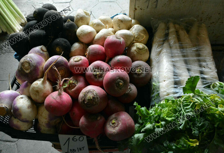 На Архангеловден пазарът в Хасково отрупан със зеле