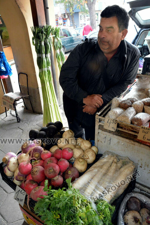 На Архангеловден пазарът в Хасково отрупан със зеле