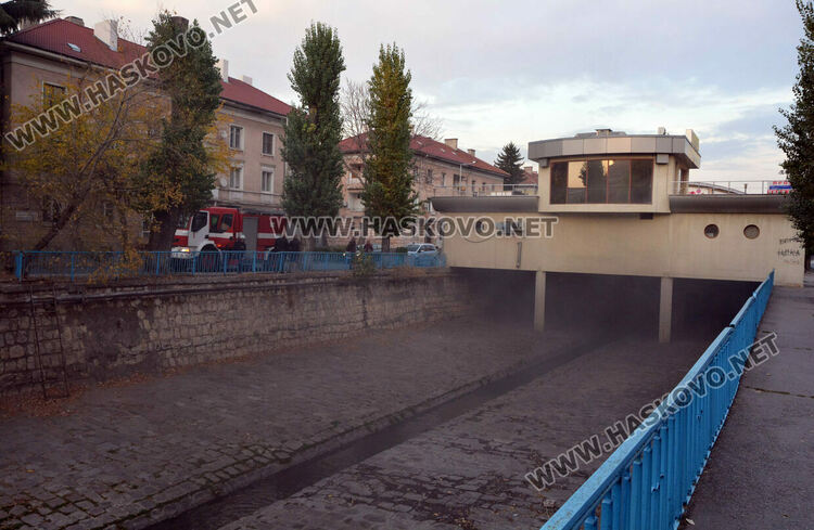 Пламнаха боклуци в коритото на хасковската река