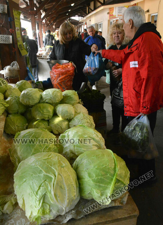 На Архангеловден пазарът в Хасково отрупан със зеле