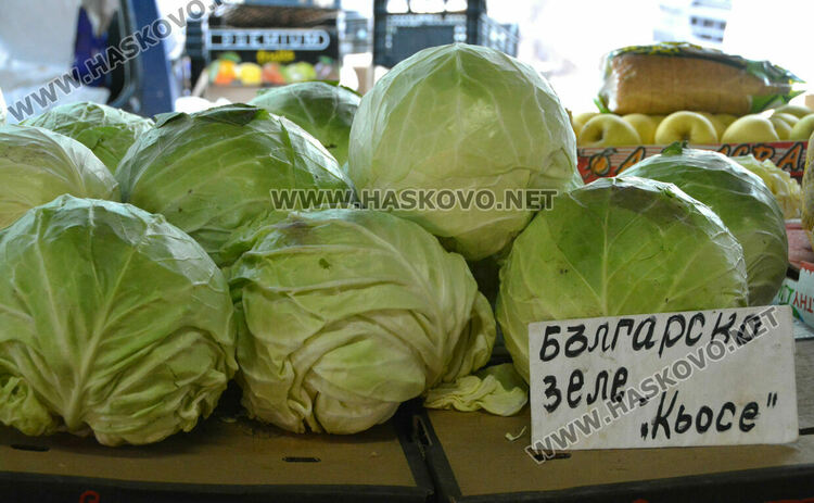На Архангеловден пазарът в Хасково отрупан със зеле