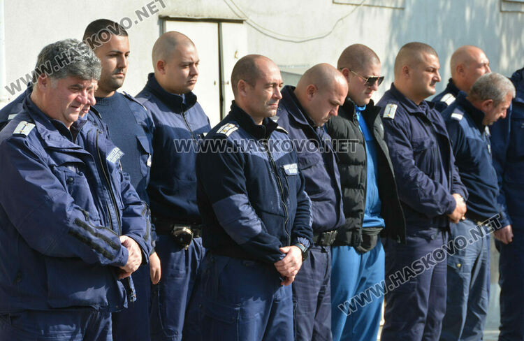 С включени сирени и светлини полицаите от Хасково почетоха загиналия граничар