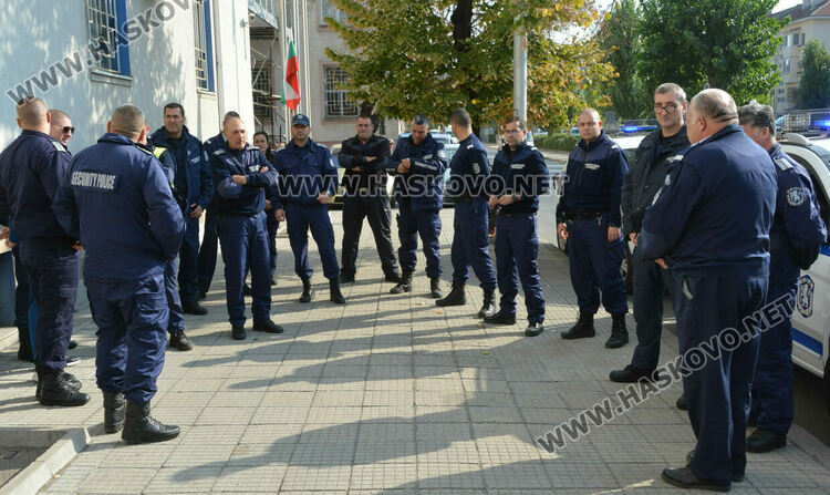 С включени сирени и светлини полицаите от Хасково почетоха загиналия граничар