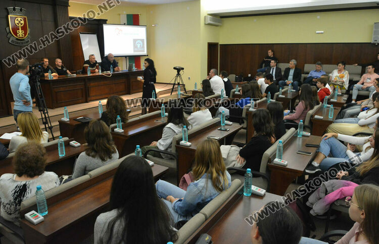 Младежи разказаха пред ученици за зависимостта си към наркотиците 