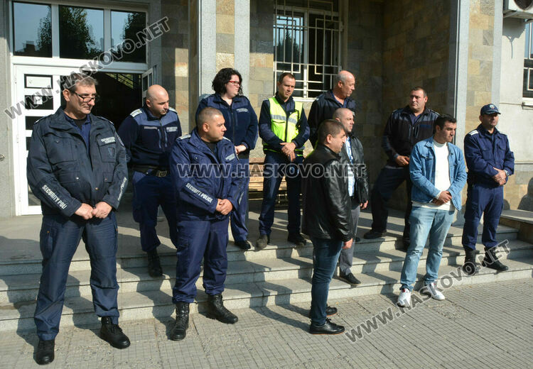 С включени сирени и светлини полицаите от Хасково почетоха загиналия граничар