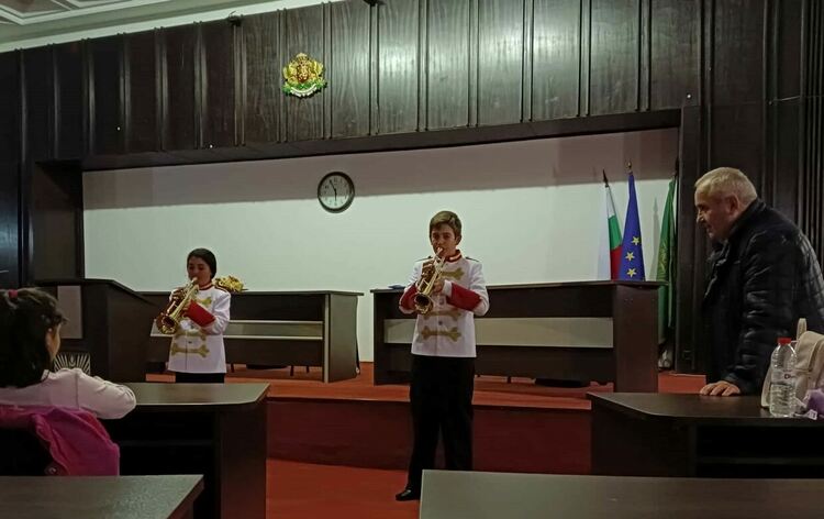 Баща и син Маринови представиха свои възпитаници