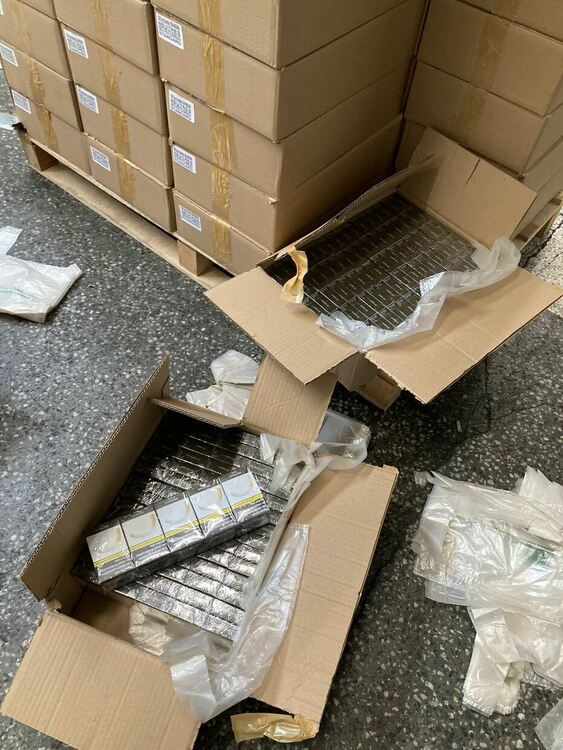 Задържаха нелегални цигари сред мебели в турски камион 