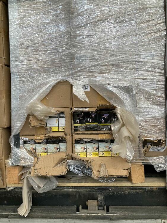 Задържаха нелегални цигари сред мебели в турски камион 