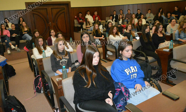 Младежи разказаха пред ученици за зависимостта си към наркотиците 