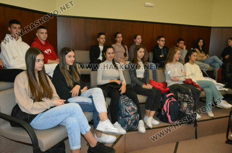 Младежи разказаха пред ученици за зависимостта си към наркотиците 