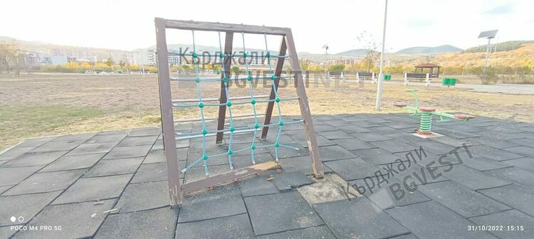 Батковци върлуват в детска площадка, правят я опасна за децата