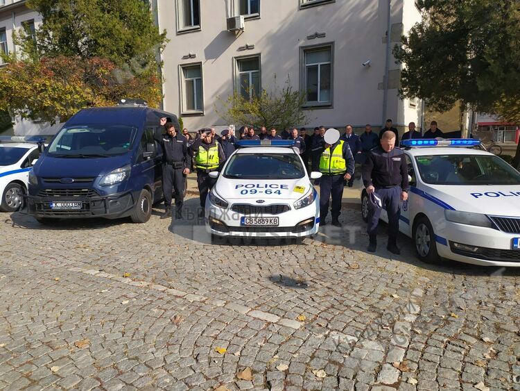 Полицаите ни почетоха с минута мълчание паметта на младши инспектор Петър Бъчваров