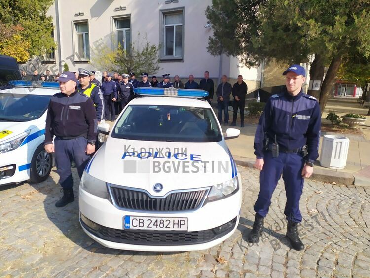 Полицаите ни почетоха с минута мълчание паметта на младши инспектор Петър Бъчваров