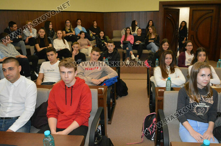 Младежи разказаха пред ученици за зависимостта си към наркотиците 