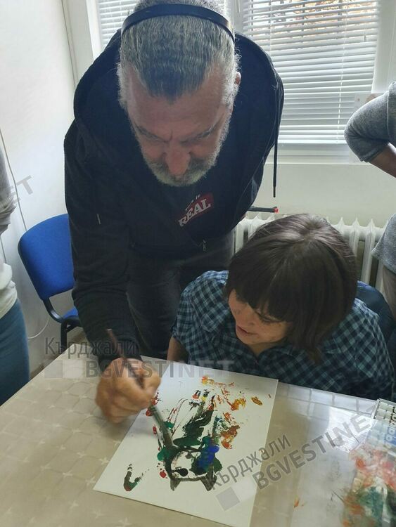 Хора с психични проблеми създават шедьоври на изобразителното изкуство, творят заедно с Владимир Чукич