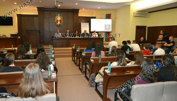 Младежи разказаха пред ученици за зависимостта си към наркотиците 